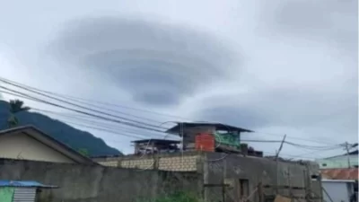 Fenomena Alam Awan Berbentuk UFO di Jayapura
